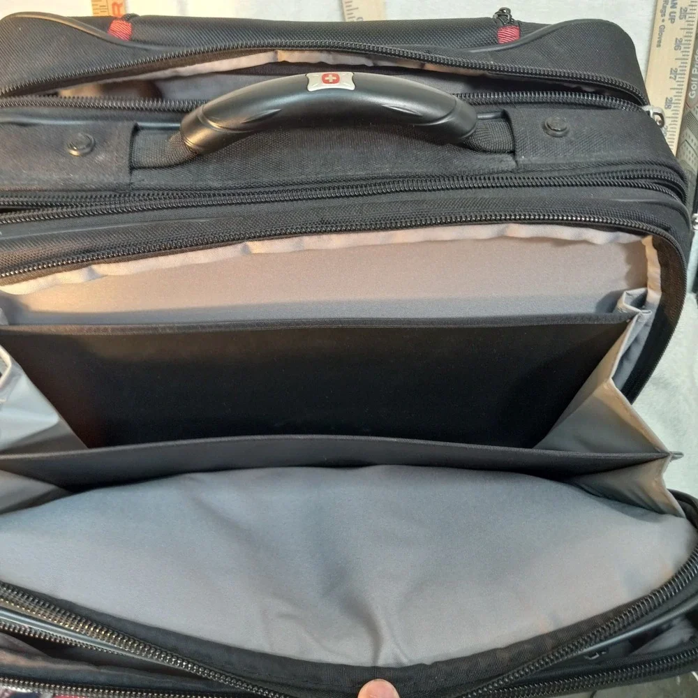 Wenger Swiss Gear Rolling Travel Carry On Laptop Briefcase Bag 17 X 14 Inch
